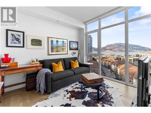 1151 Sunset Drive Unit# 1004, Kelowna, BC - Indoor Photo Showing Living Room