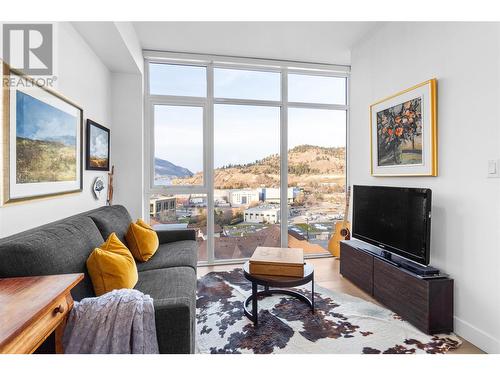 1151 Sunset Drive Unit# 1004, Kelowna, BC - Indoor Photo Showing Living Room