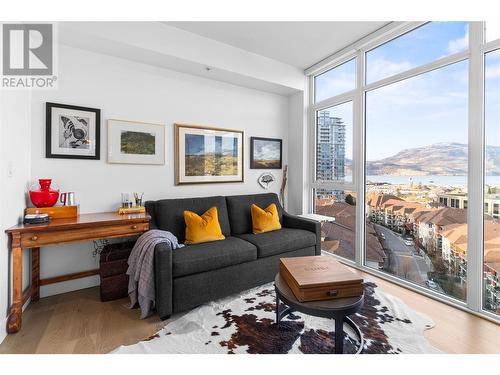 1151 Sunset Drive Unit# 1004, Kelowna, BC - Indoor Photo Showing Living Room