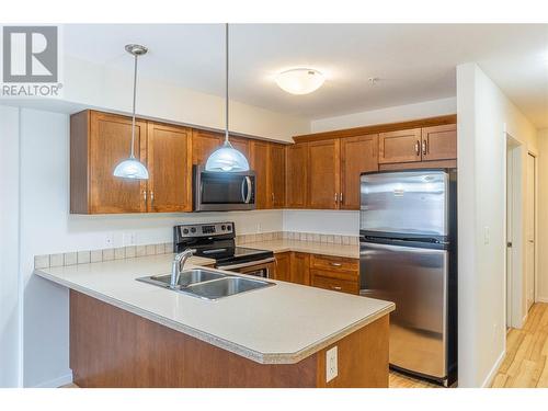 689 Tranquille Road Unit# 514, Kamloops, BC - Indoor Photo Showing Kitchen With Double Sink