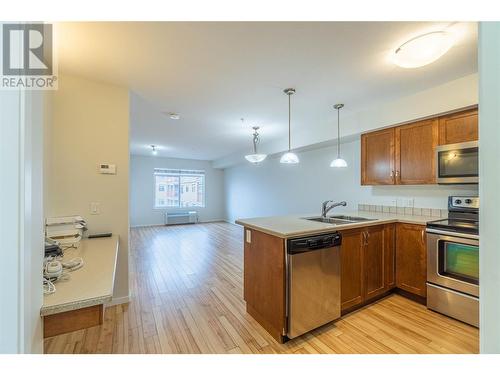 689 Tranquille Road Unit# 514, Kamloops, BC - Indoor Photo Showing Kitchen With Double Sink