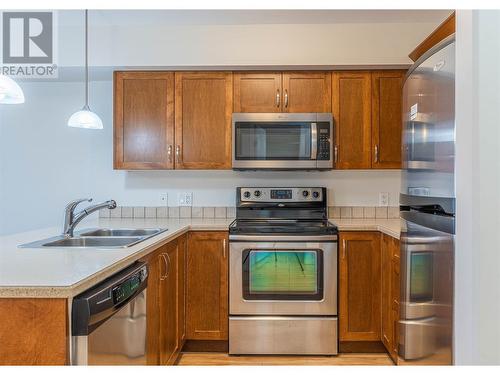 689 Tranquille Road Unit# 514, Kamloops, BC - Indoor Photo Showing Kitchen With Double Sink