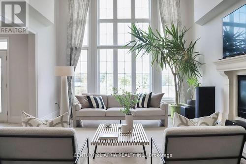 32 Vines Place, Aurora, ON - Indoor Photo Showing Living Room