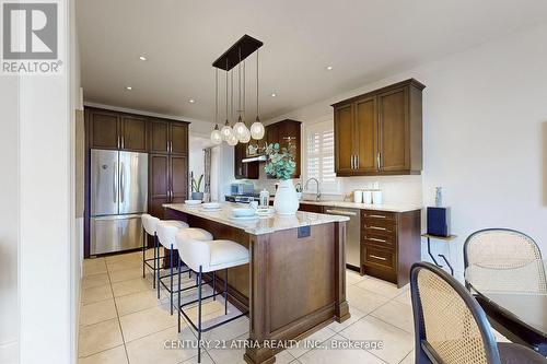 32 Vines Place, Aurora, ON - Indoor Photo Showing Kitchen With Upgraded Kitchen