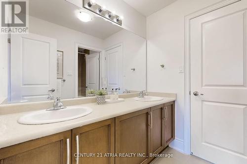 32 Vines Place, Aurora, ON - Indoor Photo Showing Bathroom