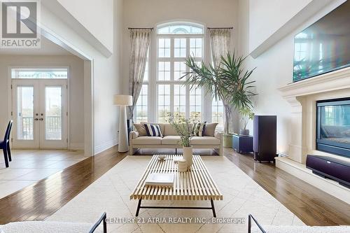 32 Vines Place, Aurora, ON - Indoor Photo Showing Living Room