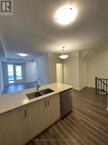 64 - 31 Honeycrisp Crescent, Vaughan, ON - Indoor Photo Showing Kitchen With Double Sink