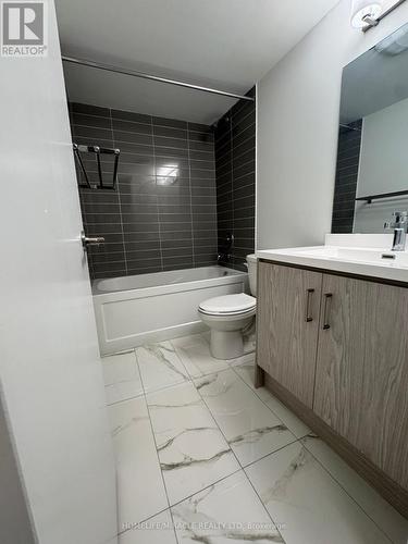 64 - 31 Honeycrisp Crescent, Vaughan, ON - Indoor Photo Showing Bathroom