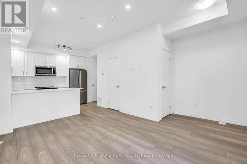 9 - 15 Lytham Green Circle, Newmarket, ON - Indoor Photo Showing Kitchen