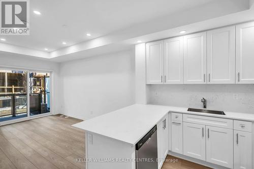 9 - 15 Lytham Green Circle, Newmarket, ON - Indoor Photo Showing Kitchen