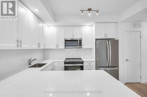 9 - 15 Lytham Green Circle, Newmarket, ON - Indoor Photo Showing Kitchen With Stainless Steel Kitchen With Upgraded Kitchen