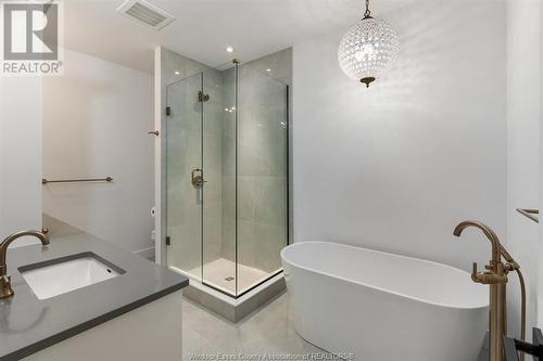 14400 Tecumseh Road East Unit# 105, Tecumseh, ON - Indoor Photo Showing Bathroom