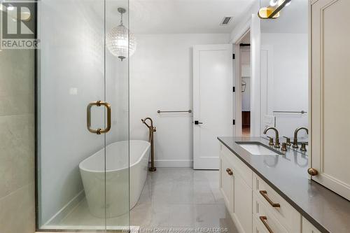 14400 Tecumseh Road East Unit# 105, Tecumseh, ON - Indoor Photo Showing Bathroom