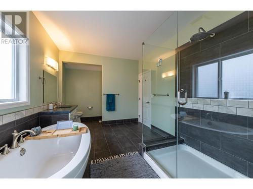 1504 Poplar Street, Golden, BC - Indoor Photo Showing Bathroom