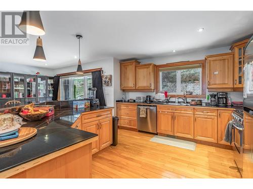 1425 Red Mountain Place, Vernon, BC - Indoor Photo Showing Kitchen