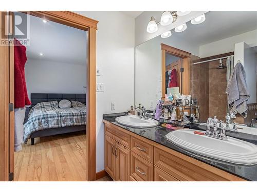 1425 Red Mountain Place, Vernon, BC - Indoor Photo Showing Bathroom