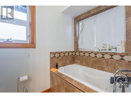 1425 Red Mountain Place, Vernon, BC - Indoor Photo Showing Bathroom