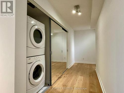 424 - 295 Adelaide Street W, Toronto, ON - Indoor Photo Showing Laundry Room