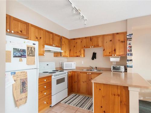 302-1290 Alpine Rd, Courtenay, BC - Indoor Photo Showing Kitchen With Double Sink