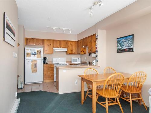 302-1290 Alpine Rd, Courtenay, BC - Indoor Photo Showing Kitchen