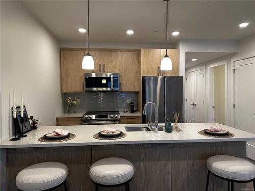 206-135 Haliburton St, Nanaimo, BC - Indoor Photo Showing Kitchen With Upgraded Kitchen