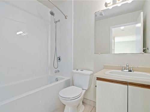 409-1630 Quadra St, Victoria, BC - Indoor Photo Showing Bathroom