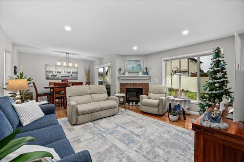 28-1120 Guisachan Road, Kelowna, BC - Indoor Photo Showing Living Room With Fireplace