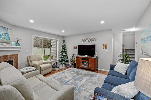 28-1120 Guisachan Road, Kelowna, BC - Indoor Photo Showing Living Room With Fireplace