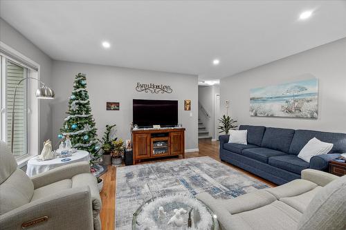 28-1120 Guisachan Road, Kelowna, BC - Indoor Photo Showing Living Room