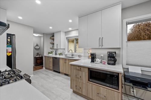 28-1120 Guisachan Road, Kelowna, BC - Indoor Photo Showing Kitchen With Upgraded Kitchen