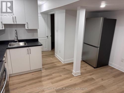 617 Windflower Crescent, Kitchener, ON - Indoor Photo Showing Kitchen