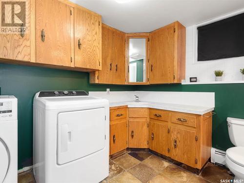 122 Hawkes Bay, Regina, SK - Indoor Photo Showing Laundry Room