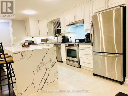 Main - 646 Mountview Place, Newmarket, ON - Indoor Photo Showing Kitchen