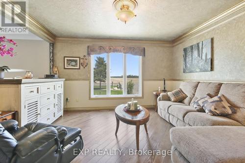 746 St Pierre Road, Russell, ON - Indoor Photo Showing Living Room