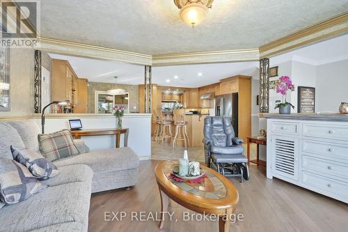 746 St Pierre Road, Russell, ON - Indoor Photo Showing Living Room