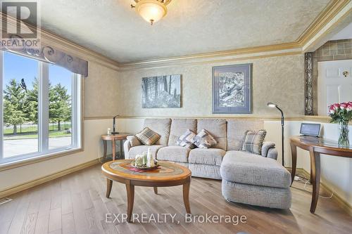 746 St Pierre Road, Russell, ON - Indoor Photo Showing Living Room