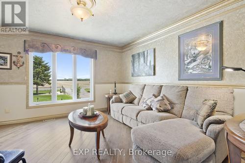 746 St Pierre Road, Russell, ON - Indoor Photo Showing Living Room