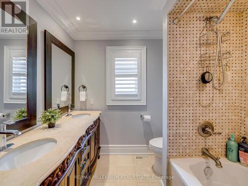 1050 Masters Green, Oakville, ON - Indoor Photo Showing Bathroom