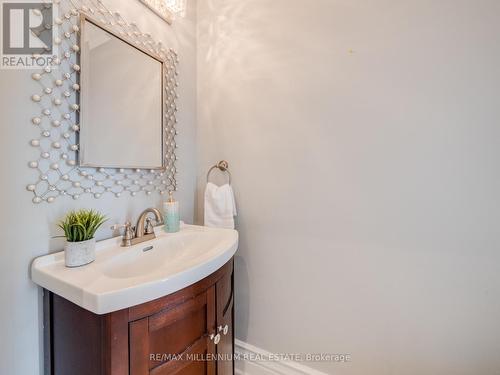 1050 Masters Green, Oakville, ON - Indoor Photo Showing Bathroom