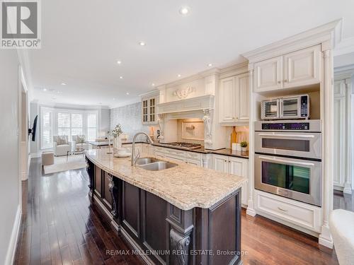 1050 Masters Green, Oakville, ON - Indoor Photo Showing Kitchen With Double Sink With Upgraded Kitchen