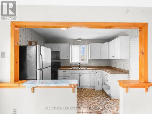 17 Maplestone Avenue, Sarnia, ON - Indoor Photo Showing Kitchen With Double Sink