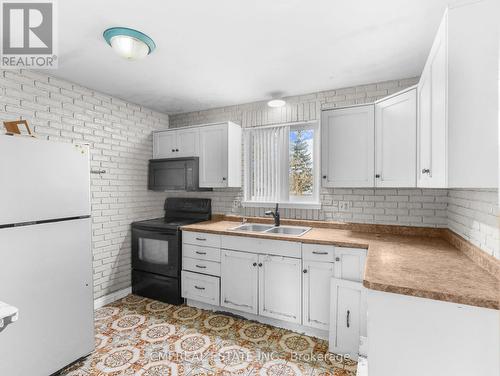 17 Maplestone Avenue, Sarnia, ON - Indoor Photo Showing Kitchen With Double Sink