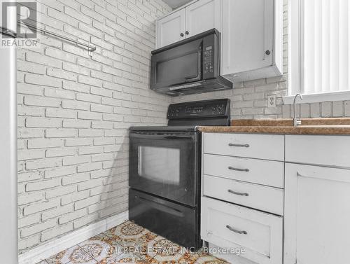 17 Maplestone Avenue, Sarnia, ON - Indoor Photo Showing Kitchen