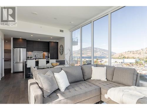 1181 Sunset Drive Unit# 1002, Kelowna, BC - Indoor Photo Showing Living Room