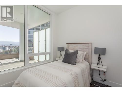 1181 Sunset Drive Unit# 1002, Kelowna, BC - Indoor Photo Showing Bedroom