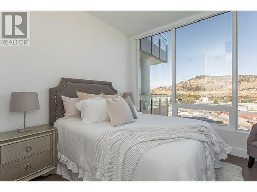 1181 Sunset Drive Unit# 1002, Kelowna, BC - Indoor Photo Showing Bedroom