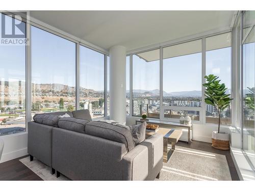 1181 Sunset Drive Unit# 1002, Kelowna, BC - Indoor Photo Showing Living Room