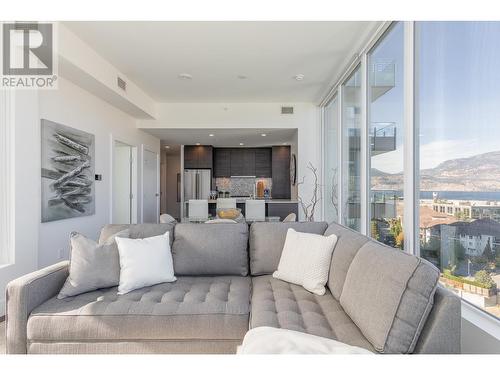 1181 Sunset Drive Unit# 1002, Kelowna, BC - Indoor Photo Showing Living Room