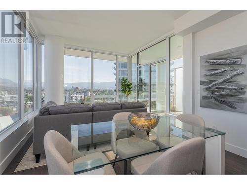 1181 Sunset Drive Unit# 1002, Kelowna, BC - Indoor Photo Showing Living Room