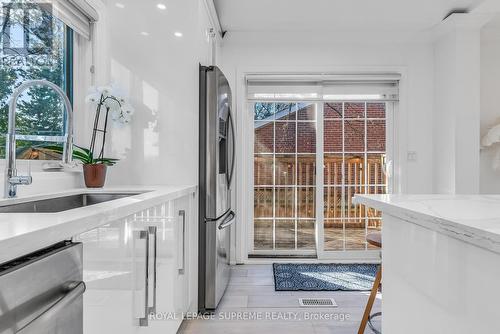 19 Littoral Place, Toronto, ON - Indoor Photo Showing Kitchen With Upgraded Kitchen